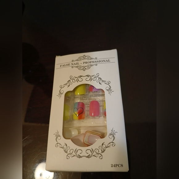 Artificial Nails - Picture 7 of 11